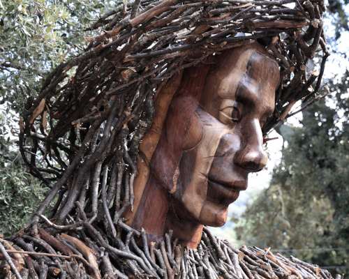 Pau, escultura con madera reciclada